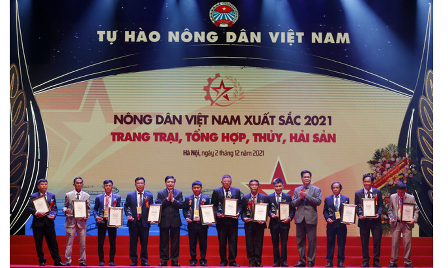 Đồng chí Bùi Văn Cường và đồng chí Huỳnh Tấn Việt trao danh hiệu Nông dân Việt Nam xuất sắc cho nhóm nông dân ở lĩnh vực trang trại tổng hợp và thủy hải sản. (Ảnh: danviet.vn)