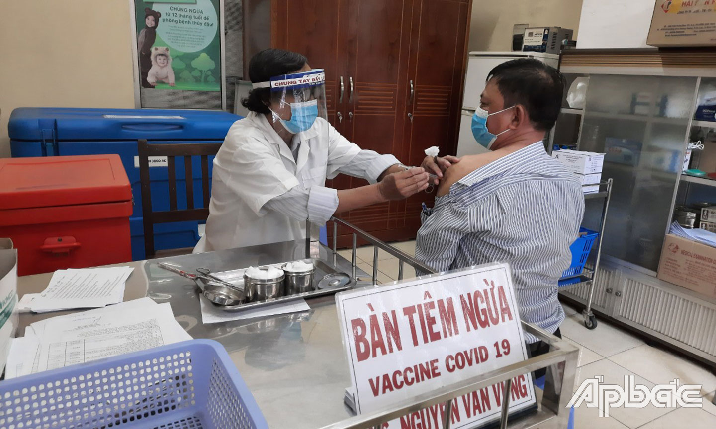  Tiêm vắc xin và 5K vẫn là biện pháp hữu hiệu trong phòng, chống dịch Covid-19 hiện nay. 