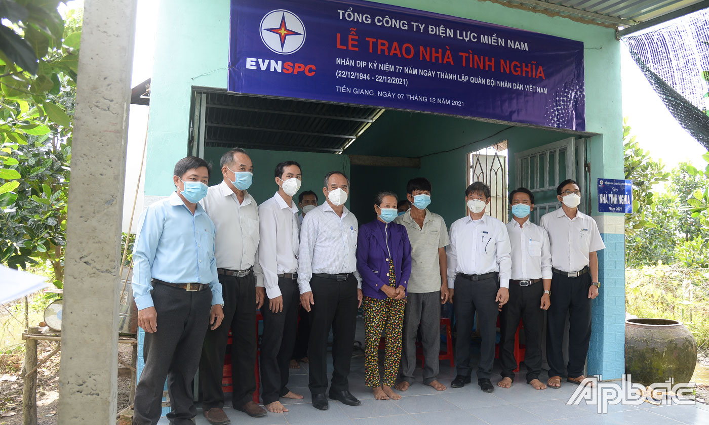 Đại diện Công ty Điện lực Tiền Giang và Sở Lao động - Thương binh và Xã hội trao nhà cho gia đình bà Nguyễn Thị Thu Hải.
