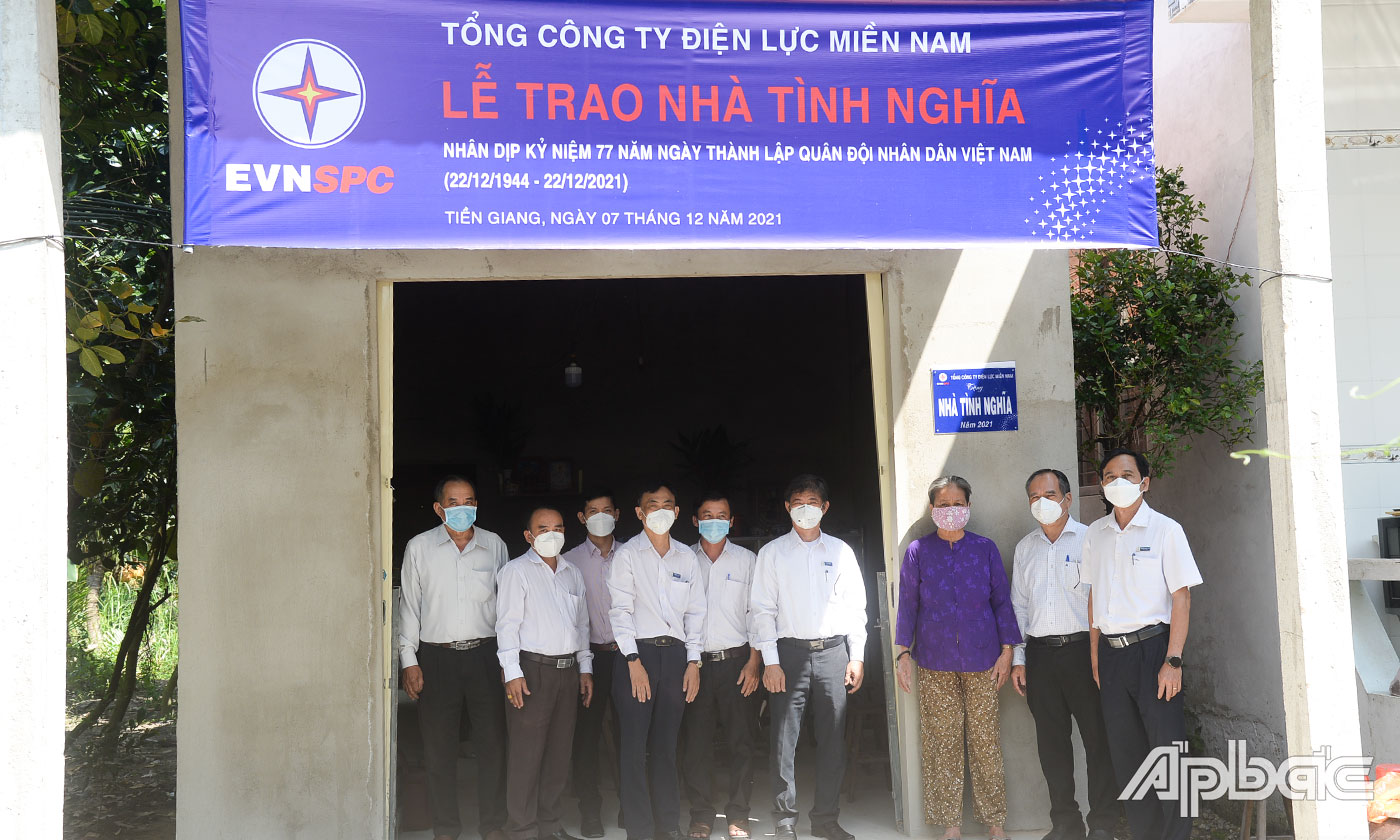 Đại diện Công ty Điện lực Tiền Giang và Sở Lao động - Thương binh và Xã hội trao nhà cho gia đình bà Huỳnh Thị Bé.