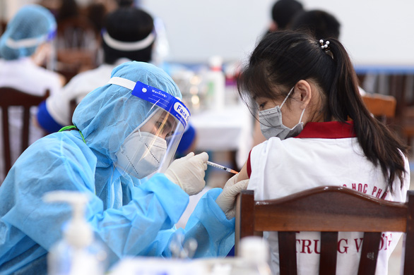 Tiêm vaccine cho học sinh lớp 10 tại TP.HCM.