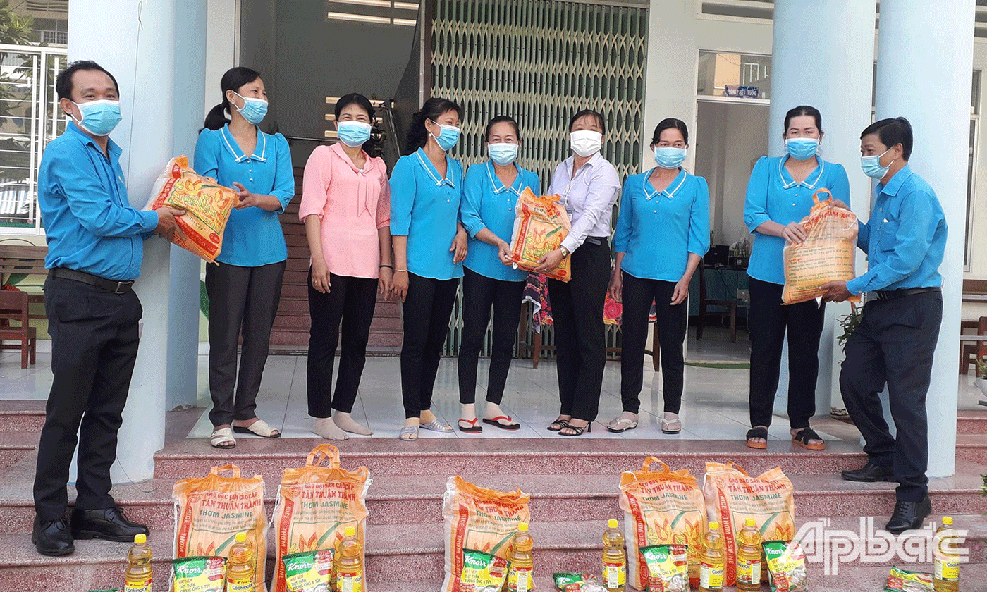 Liên đoàn Lao động huyện Chwoj Gạo trao Túi an sinh Công đoàn cho đoàn viên, CNVCLĐ