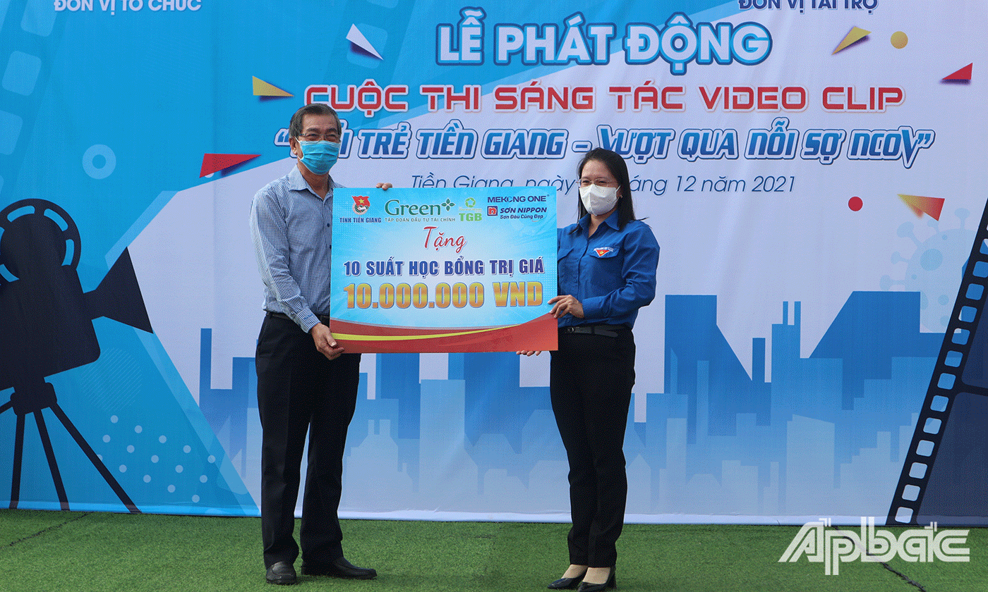 Ban Tổ chức trao 10 suất học bổng, trị giá 10 triệu đồng cho học sinh có hoàn cảnh khó khăn