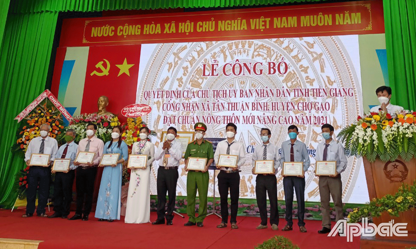Khen thưởng các tập thể, cá nhân.