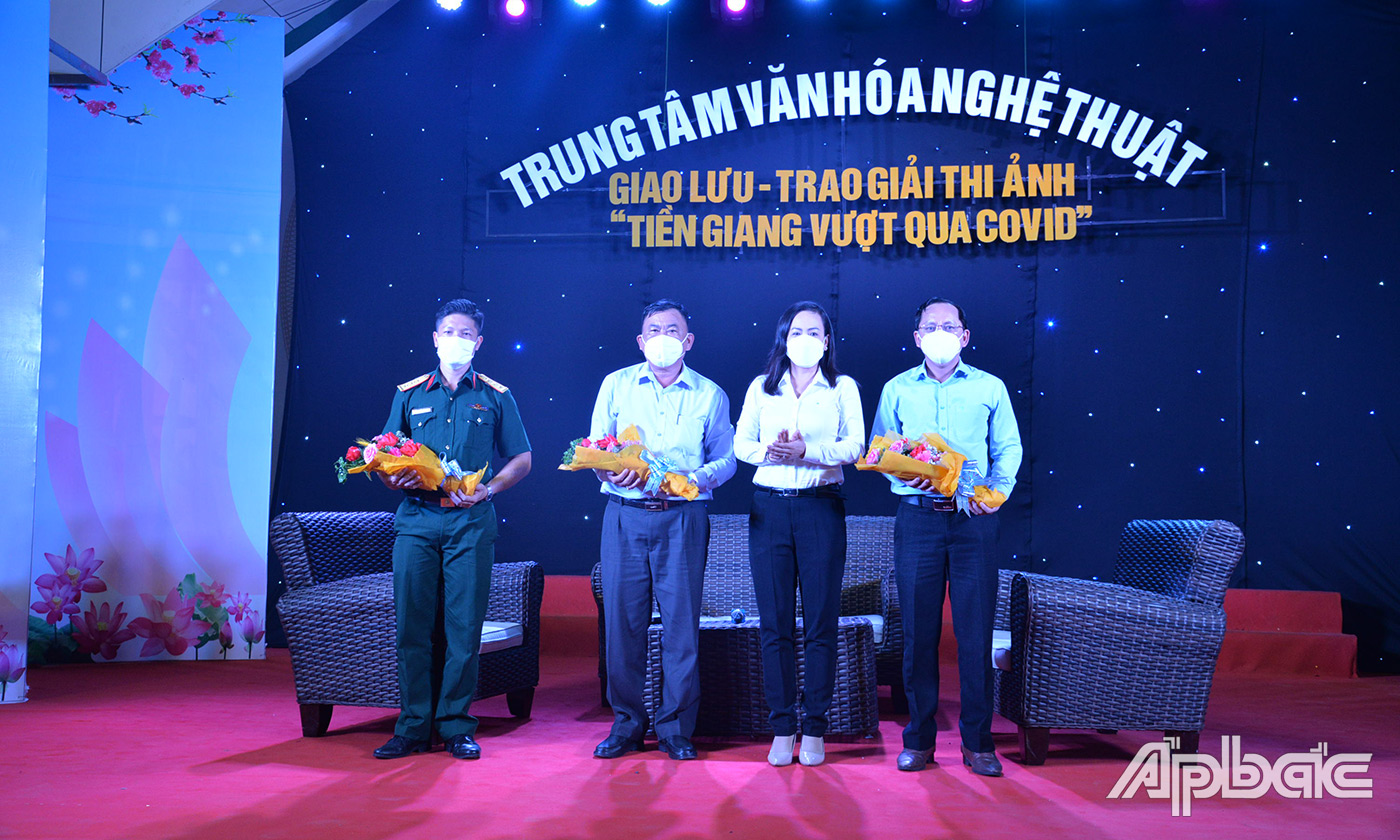 Phó giám đốc Sở VHTTDL Kim Chi tặng hoa khách mời