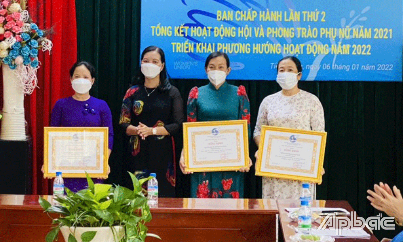    Chủ tịch Hội LHPN tỉnh Nguyễn Thị Kim Phượng khen thưởng các tập thể, cá nhân có thành tích.         