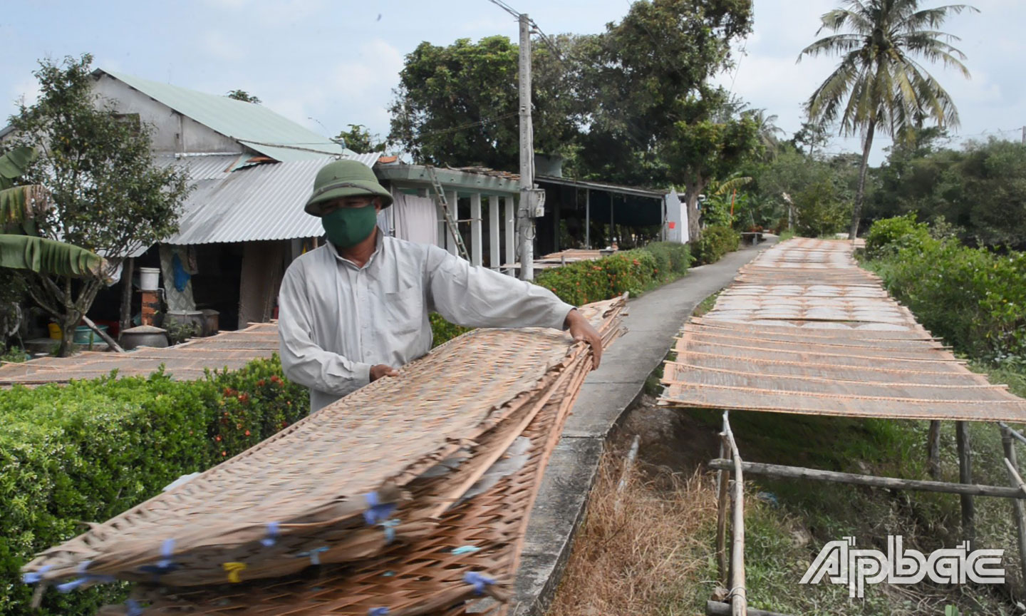 Các hộ sản xuất ở Làng nghề Bánh tráng Hậu Thành đang tất bật sản xuất để kịp giao bánh cho khách hàng.