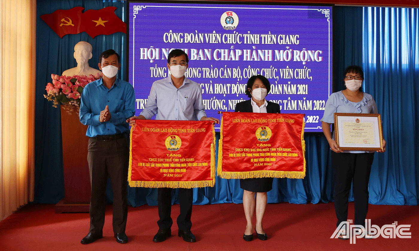 Phó Chủ tịch Liên đoàn Lao động tỉnh Tiền Giang Hoàng Khắc Tinh trao Cờ thi đua, Bằng khen của LĐLĐ 