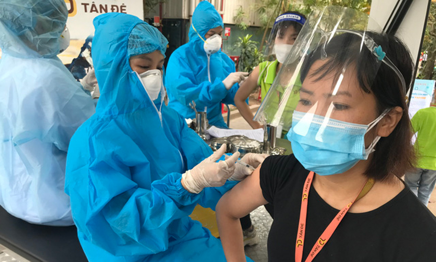 Tỉ lệ tiêm vaccine mũi 1 cho người từ 18 tuổi trở lên của cả nước đã đạt 99,9%.