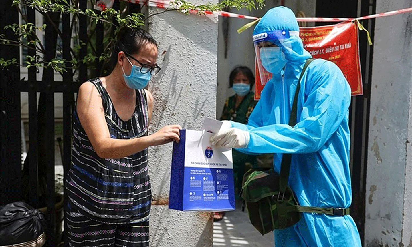 Nhân viên y tế cung cấp túi thuốc điều trị Covid-19 cho bệnh nhân điều trị tại nhà ở thành phố Hồ Chí Minh. Ảnh: THỤC LAM