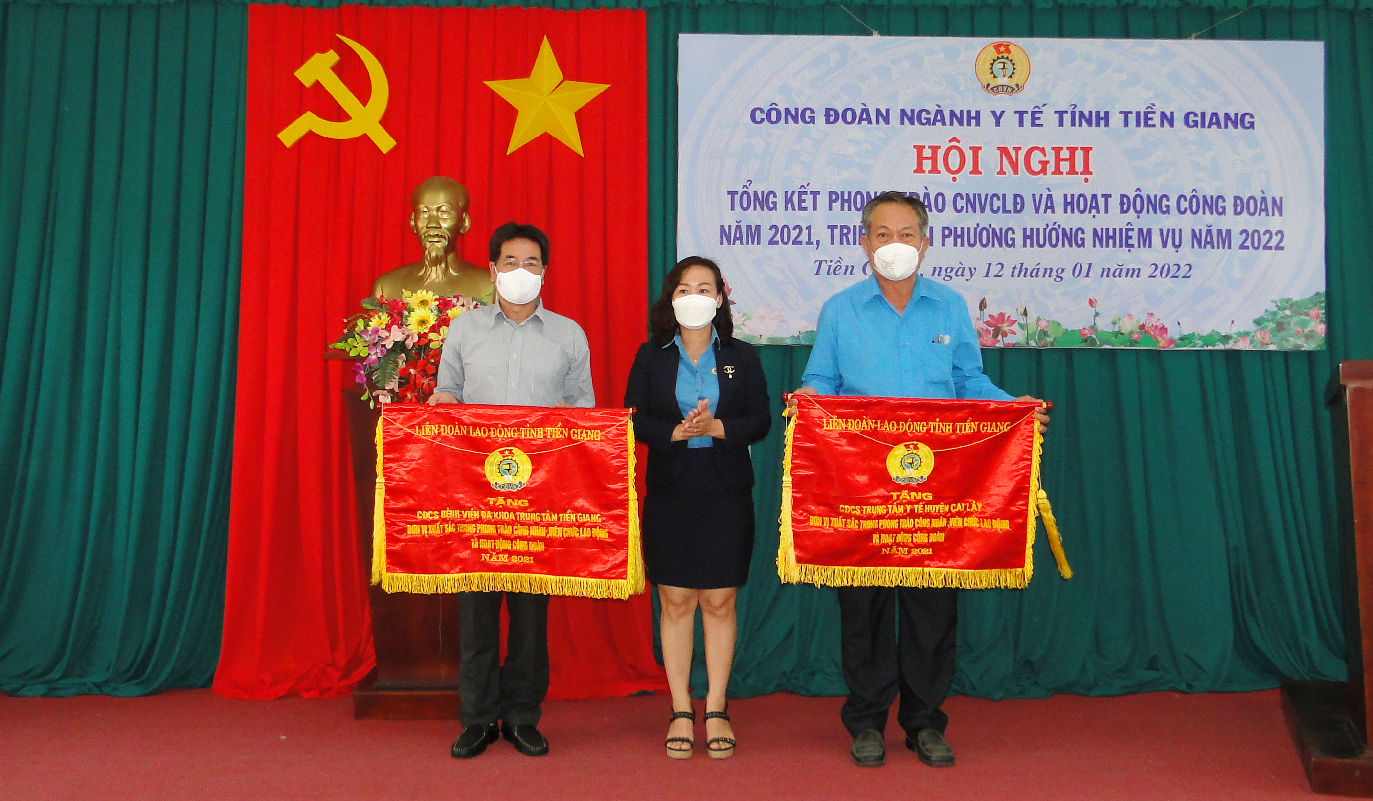 Đồng chí Ngô Thị Thùy Trang trao Cờ thi đua của LĐLĐ cho  CĐCS Bệnh viện Đa khoa Trung tâm và  CĐCS Trung tâm Y tế huyện Cai Lậy.