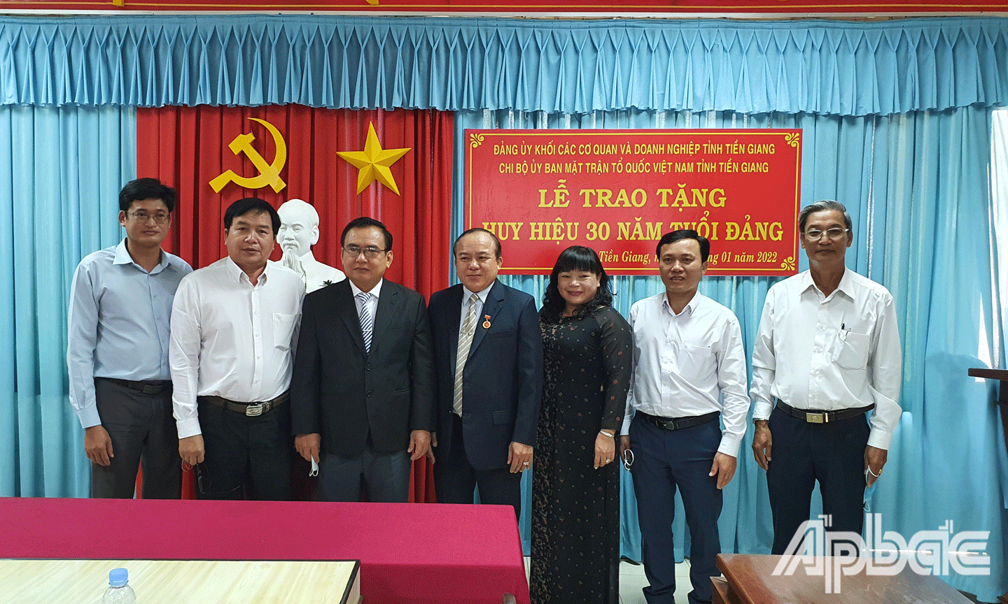 Các đại biểu chụp ảnh chúc mừng đồng chí Nguyễn Chí Trung. 