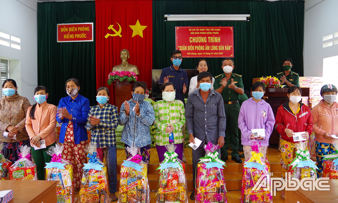 Trao quà Tết.