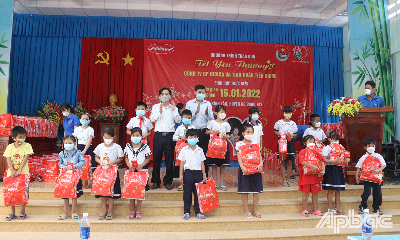 Các em học sinh khó khăn nhận quà tết tại chương trình