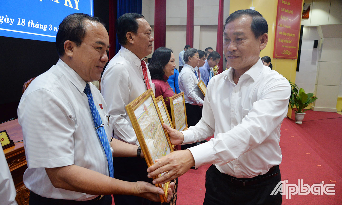 Lãnh đạo UBND tỉnh trao tặng Bằng khen cho các tập thể, cá nhân có thành tích đóng góp tích cực trong hoạt động của HĐND khóa IX. 