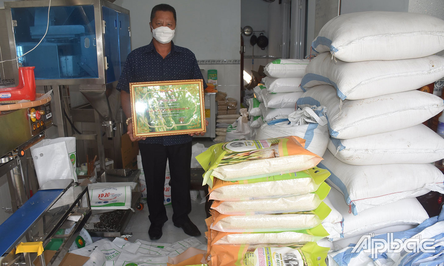 Ông Châu Minh Hải tại phân xưởng đóng gói các sản phẩm VD20.                                                                          
