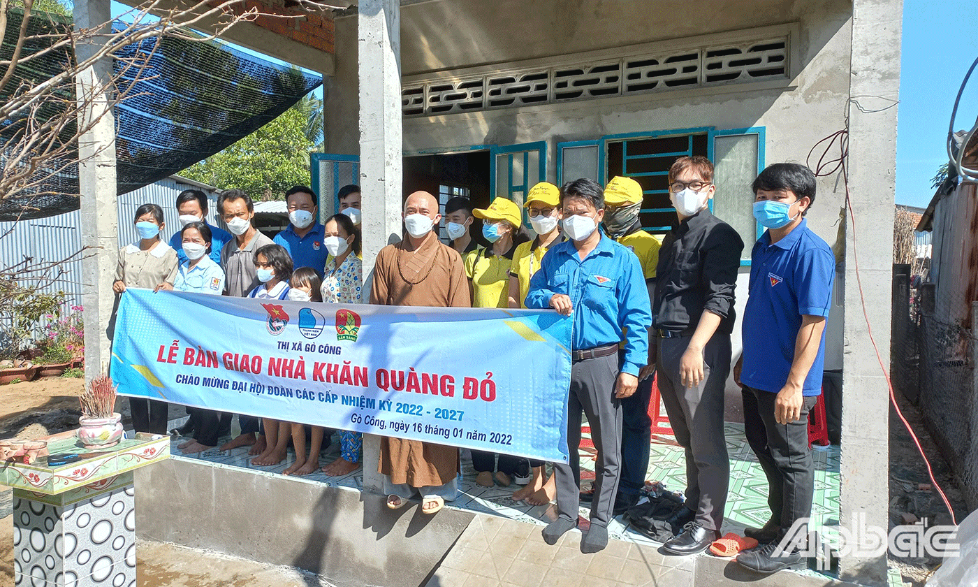 Lễ bàn giao nhà khăn quàng đỏ cho học sinh khó khăn 