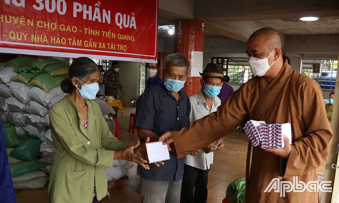 300 phần quà hỗ trợ người dân xả Xuân Đông, huyện Chợ Gạo.