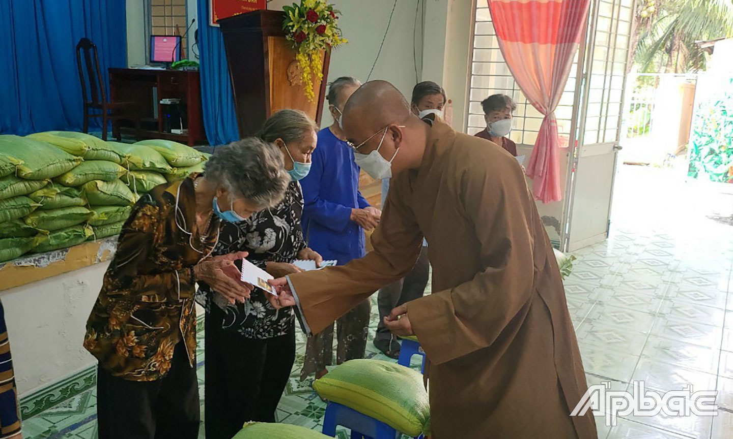 Trao quà tại xã Bình Ninh, huyện Chợ Gạo.