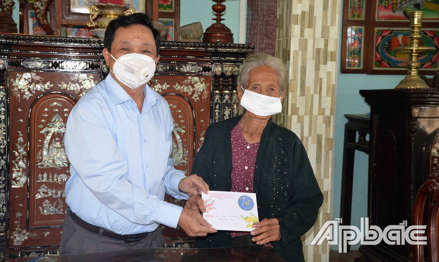 Sáng 18-1, Bí thư Huyện ủy Châu Thành Trương Minh Tới đến thăm hỏi sức khỏe và tặng quà cho bà Phạm Thị Đông  (mẹ liệt sĩ, ngụ ấp Long Bình, xã Long An, huyện Châu Thành).