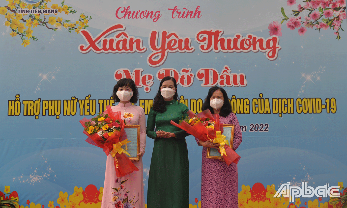 Chủ tịch Hội LHPN tỉnh tặng hoa cảm ơn các cá nhân đã vận động hỗ trợ chương trình.