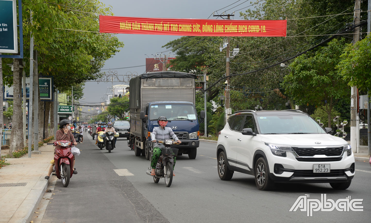 Người tham gia giao thông dừng xe sát lề đường để nghe điện thoại  (ảnh chụp trên đường Lý Thường Kiệt, TP. Mỹ Tho).