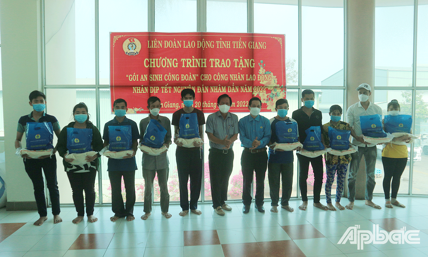 Công nhân lao động khó khăn tại Công ty TNHH Đại Thành (huyện Châu Thành) nhận 