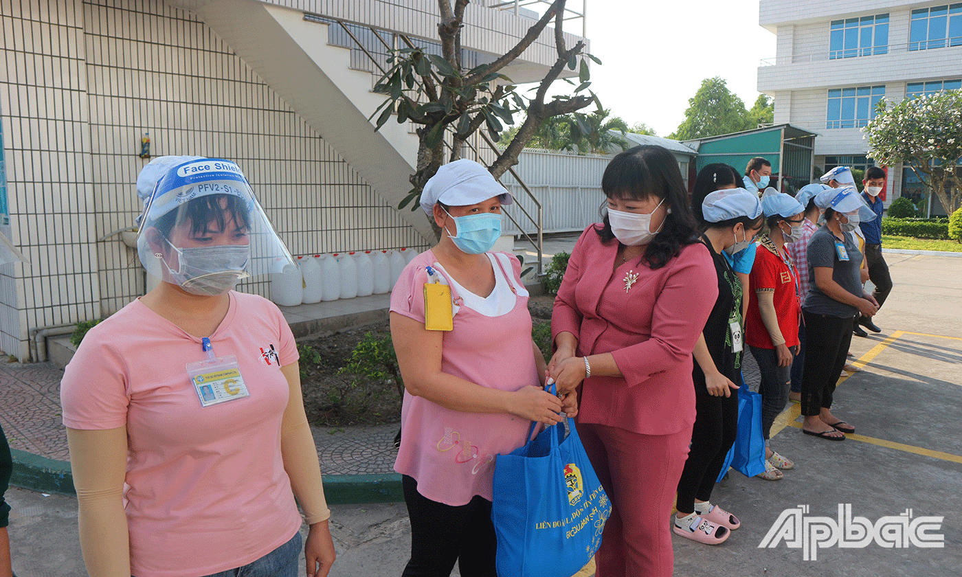 Đồng chí Thái Ngọc Bảo Trâm, Bí thư Đảng ủy Khối Cơ quan và Doanh nghiệp tỉnh Tiền Giang trao túi an sinh cho người lao động