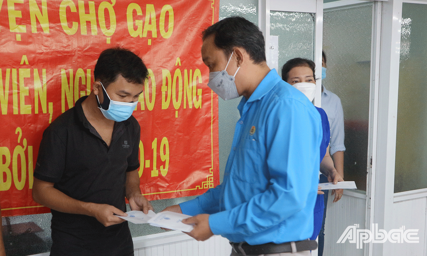 LĐLĐ huyện Chợ Gạo trao trợ cấp khó khăn và 