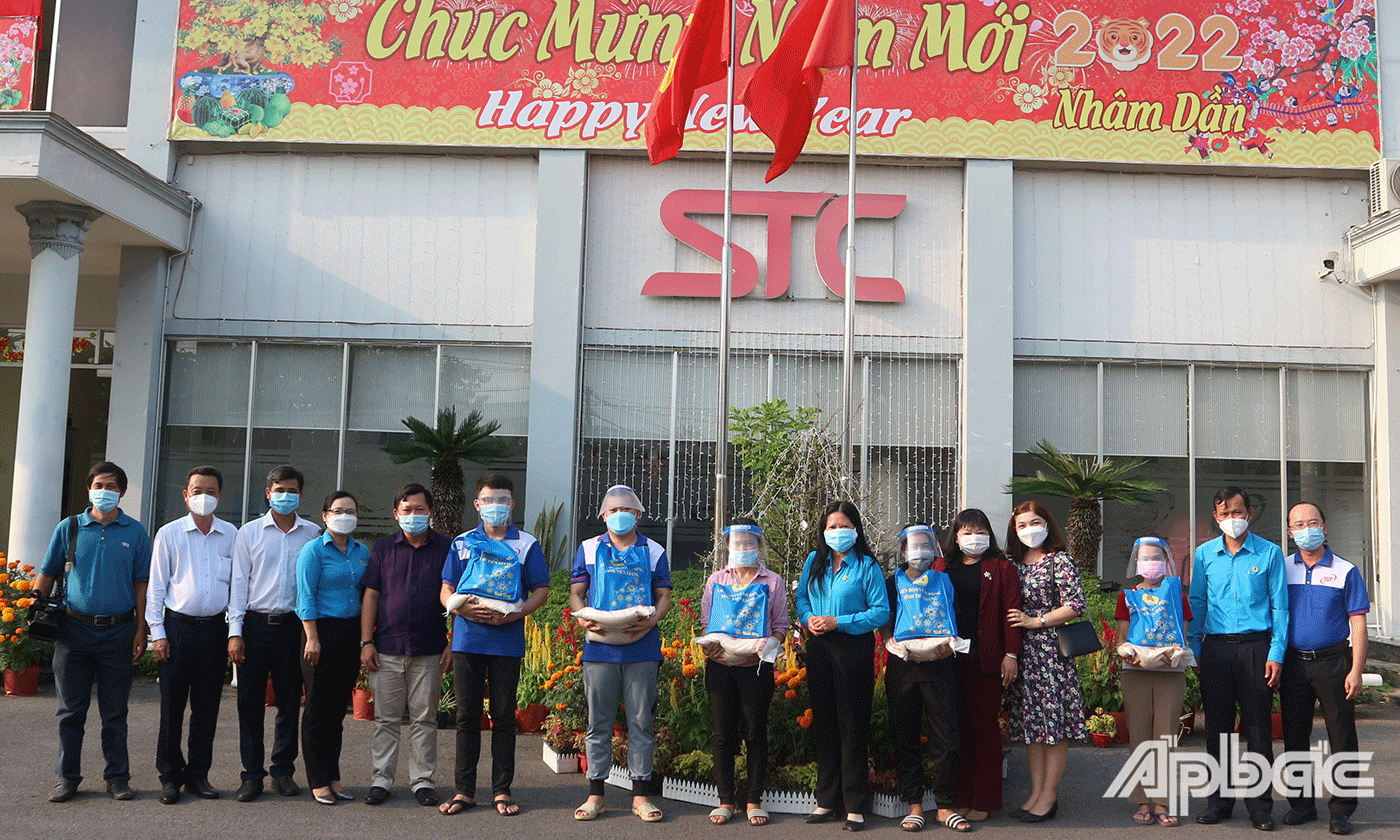Đoàn trao quà tết tại Công ty CP May Sông Tiền 