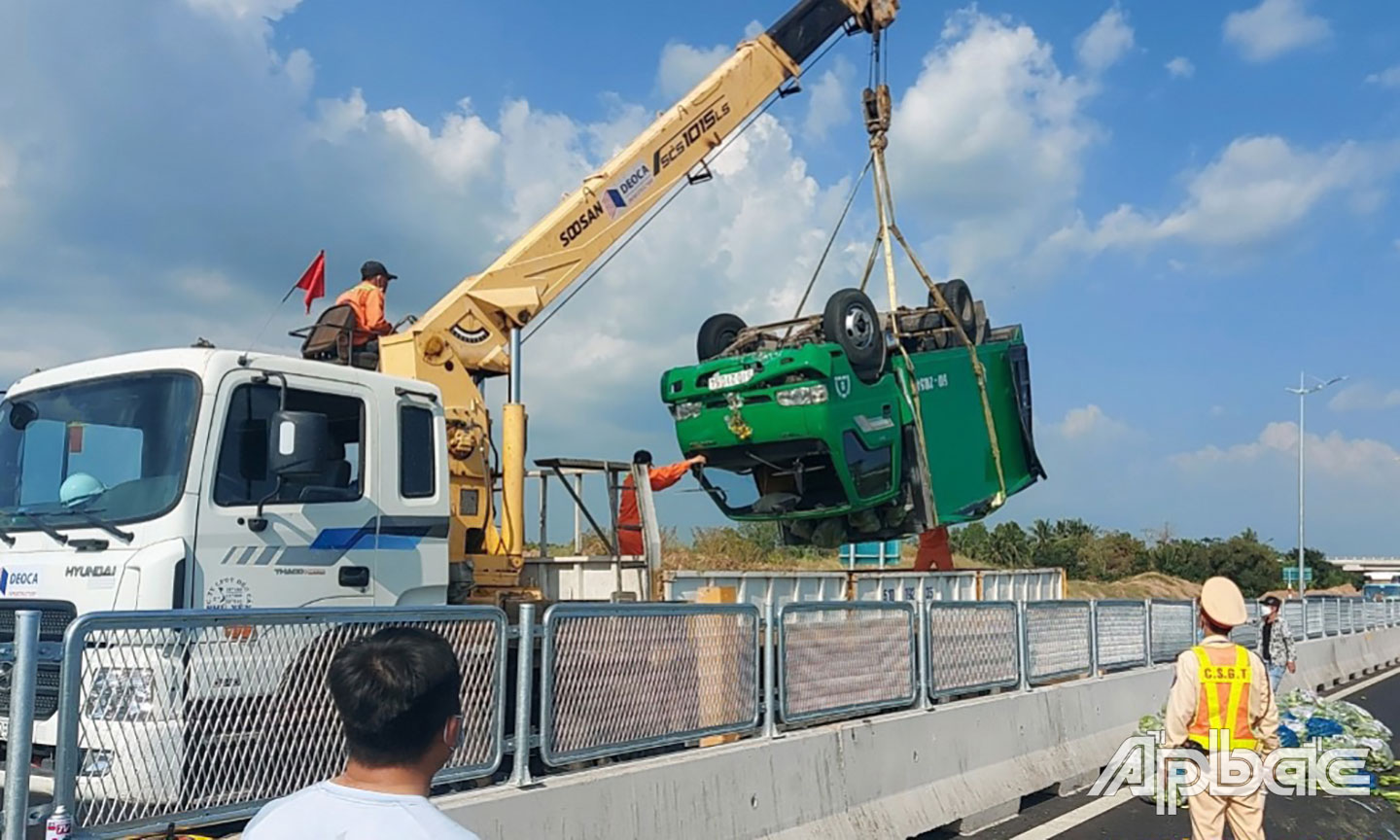 Xe tải nạn được cẩu ra khỏi làn đường ngay sau đó.