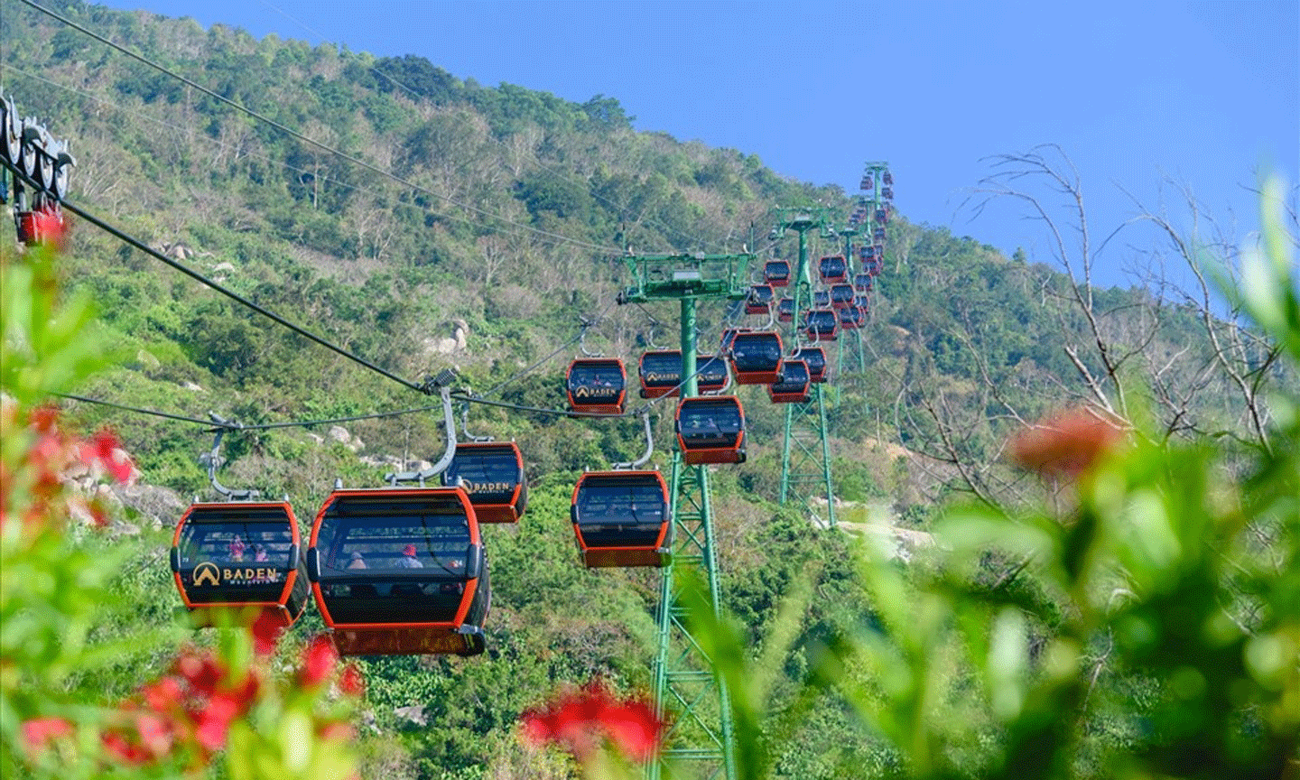 Du khách tới Núi Bà Đen-Tây Ninh trong dịp Tết Âm lịch 2022.