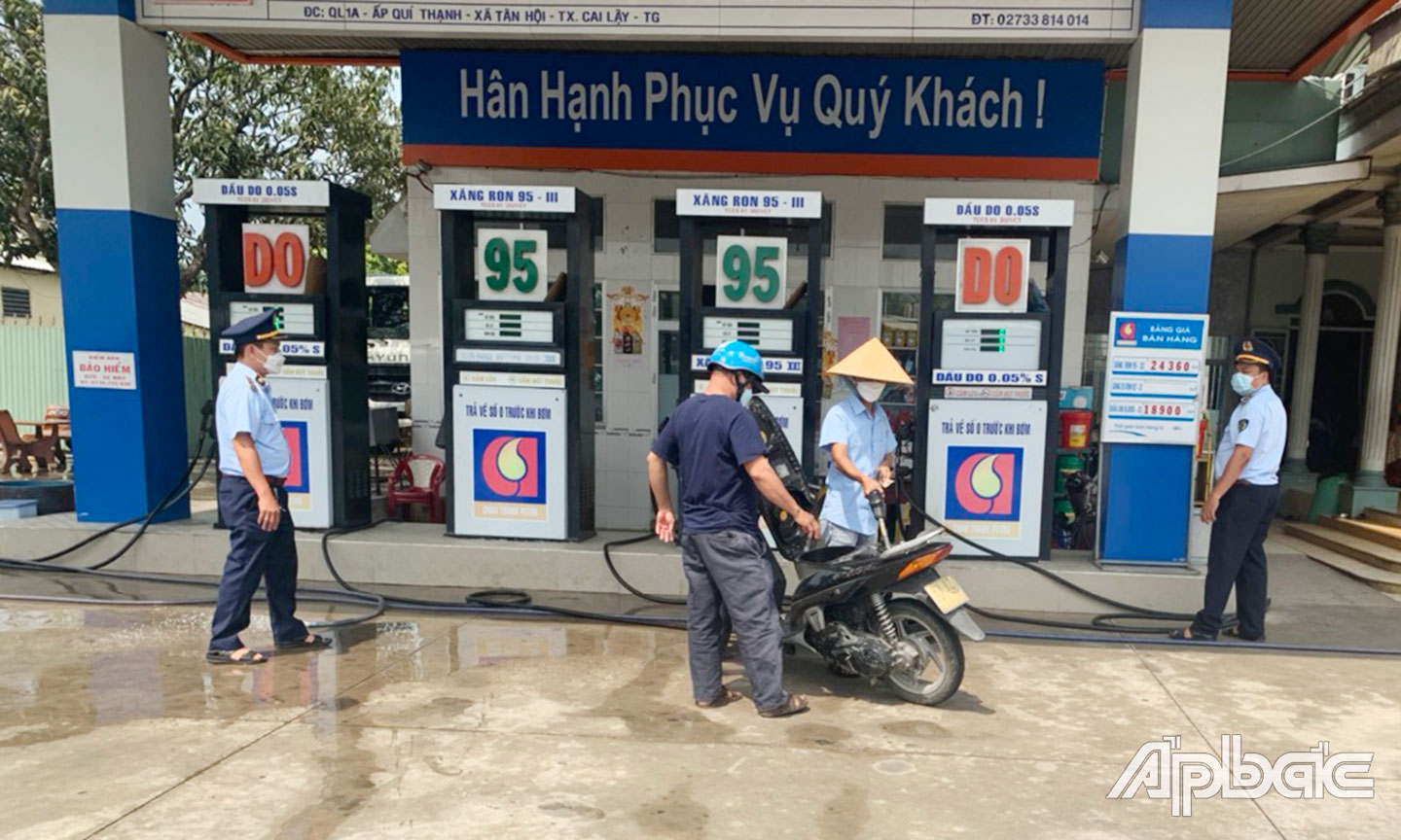 Cục Quản lý thị trường tỉnh kiểm tra tình hình kinh doanh tại một cửa hàng xăng dầu.