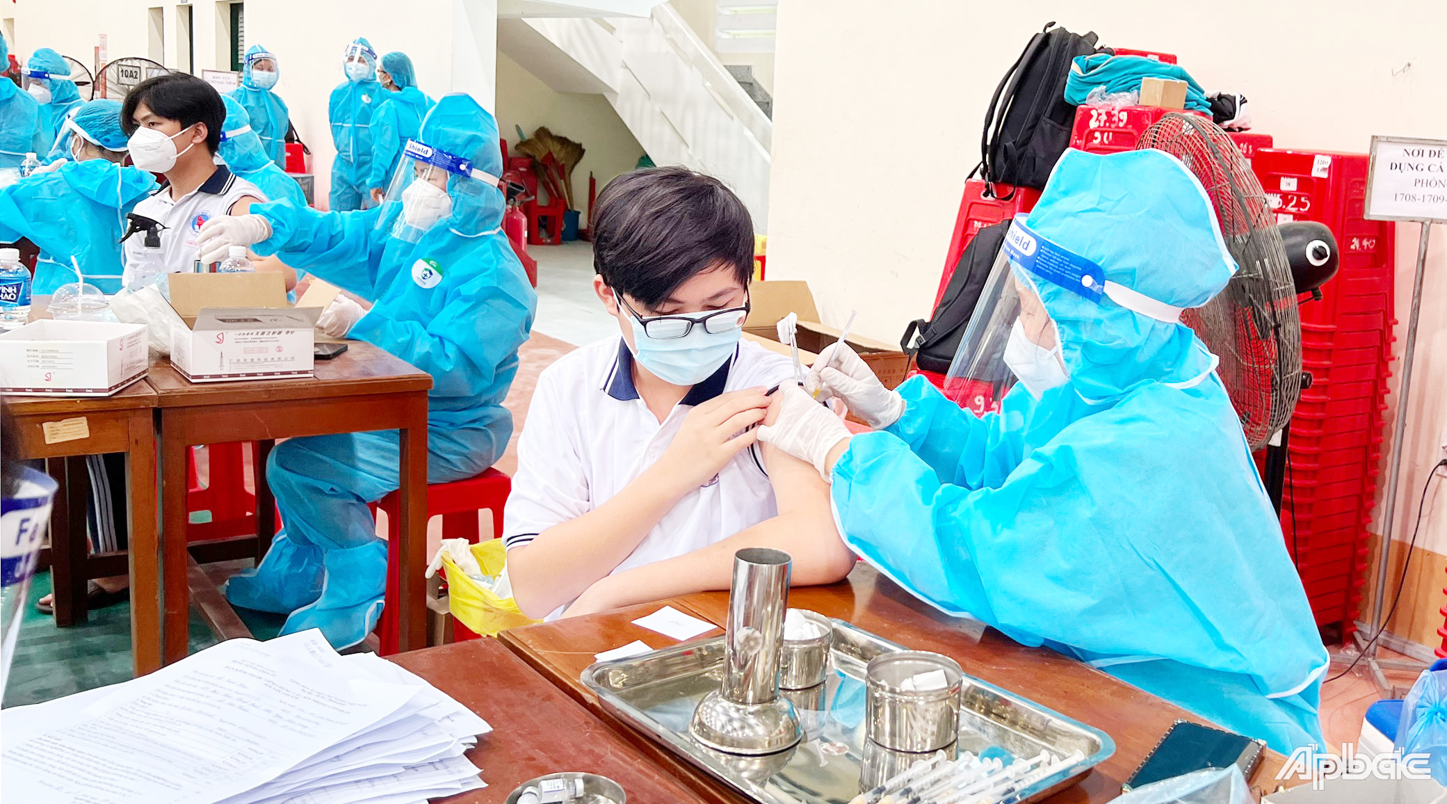 Tiêm vắc xin đủ liều đã góp phần quan trọng kéo giảm số ca mắc và tử vong do Covid-19