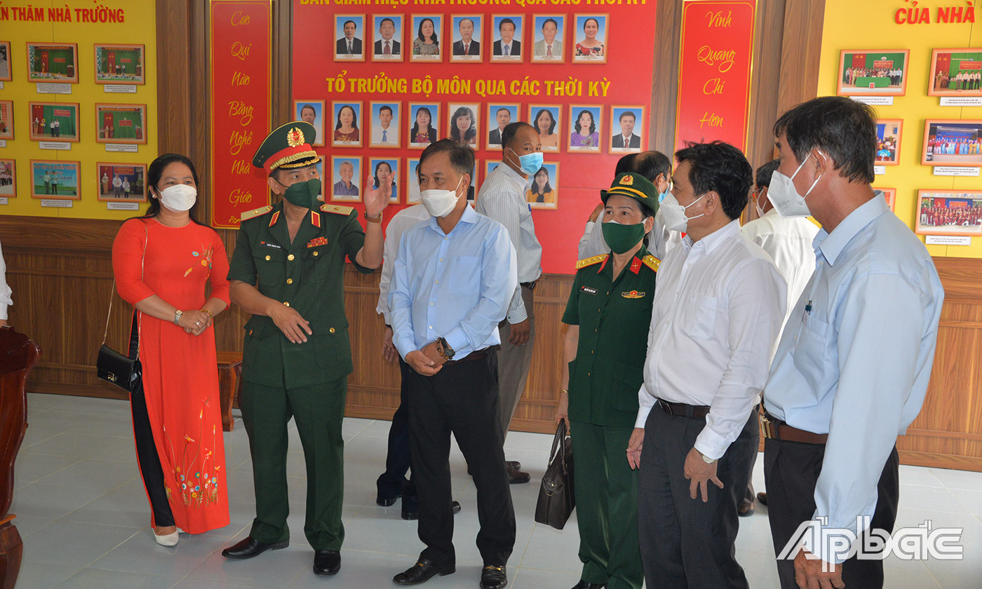 Lãnh đạo Quân khu 9, tỉnh, huyện tham quan phòng truyền thống