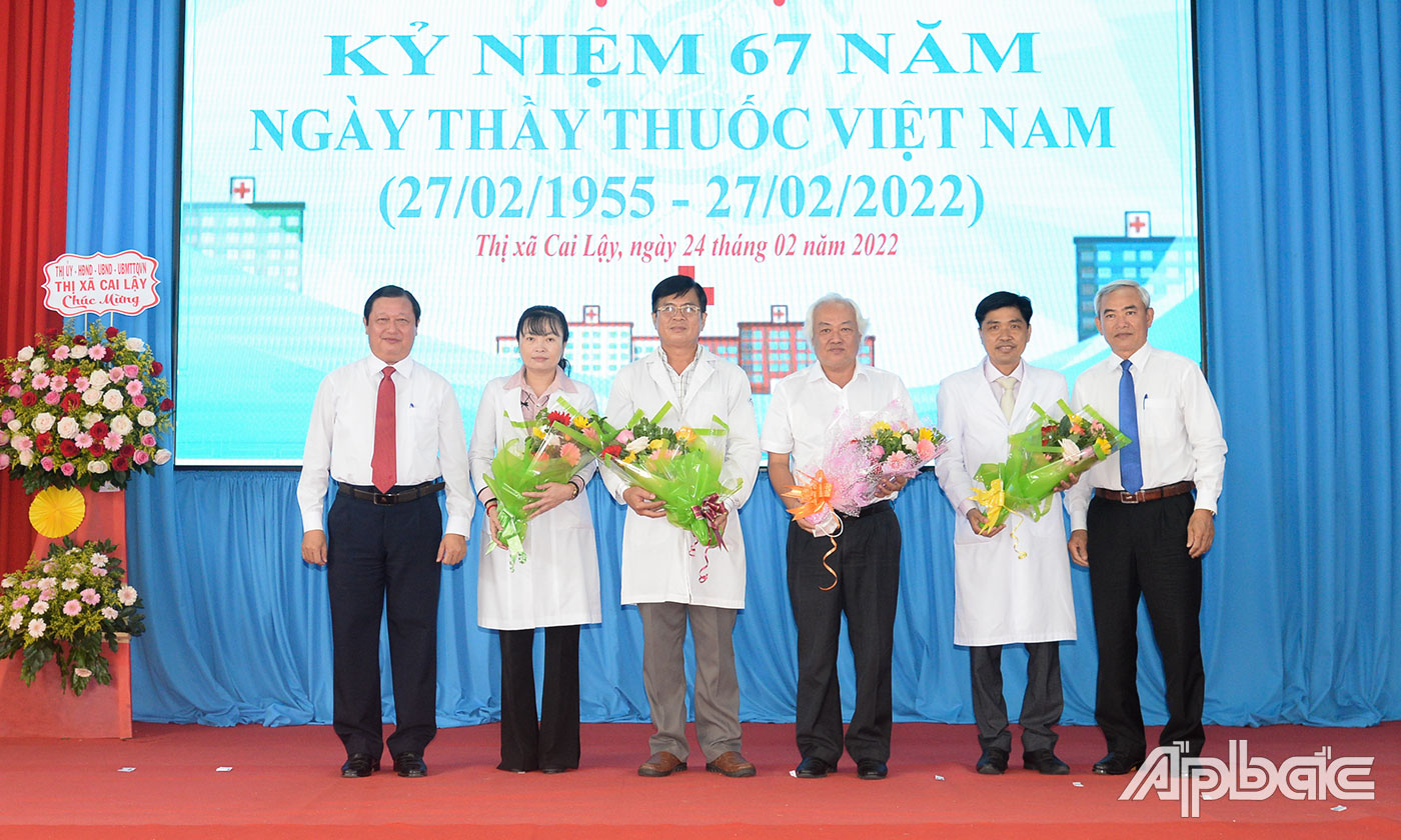 Lãnh đạo TX. Cai Lậy, tỉnh Tiền Giang tặng hoa chúc mừng ngành Y tế nhân Ngày Thầy thuốc Việt Nam 27-2. Ảnh: Văn Thảo
