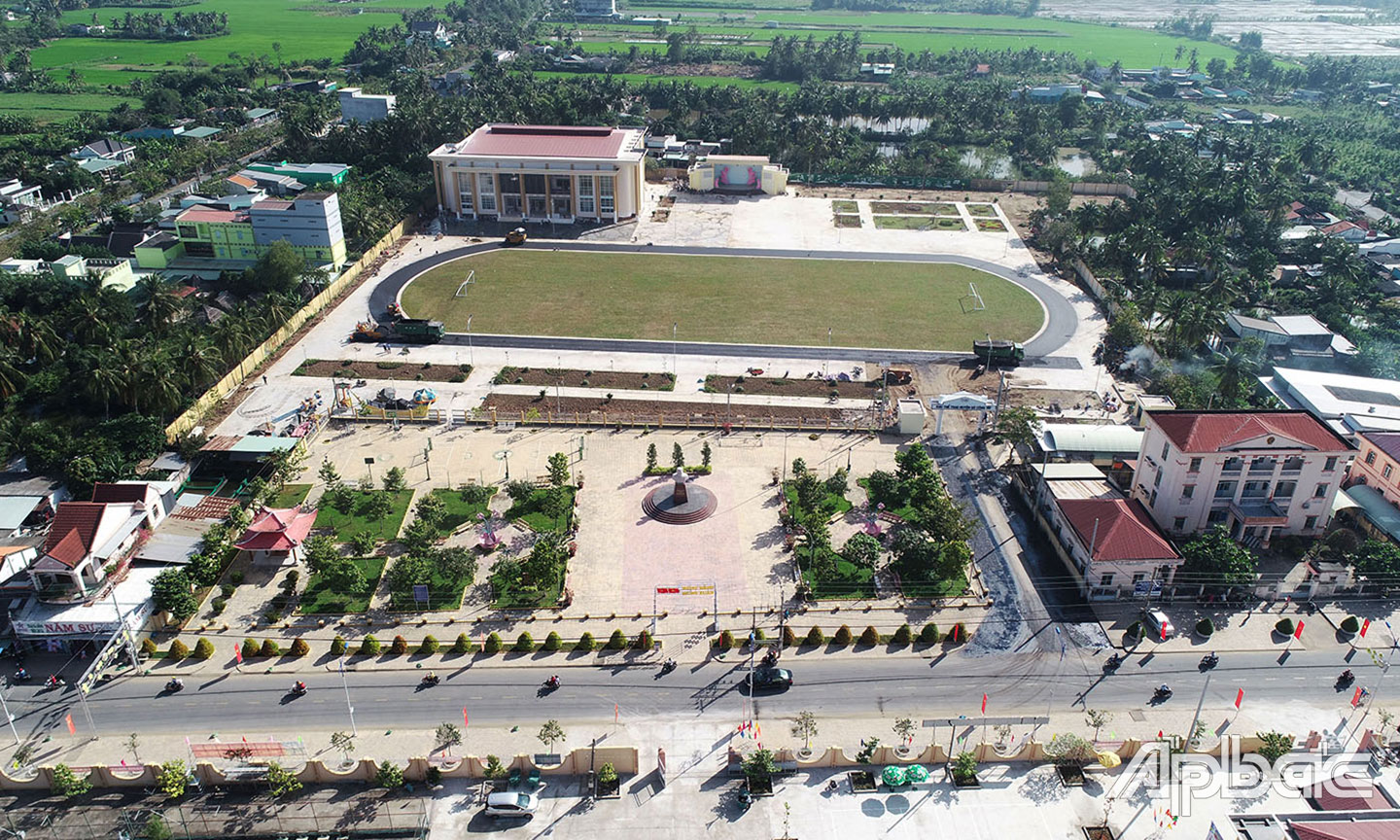 Trung tâm Văn hóa, Thể thao và Truyền thanh huyện được đầu tư khang trang giúp nâng cao đời sống văn hóa, thể thao  cho người dân.