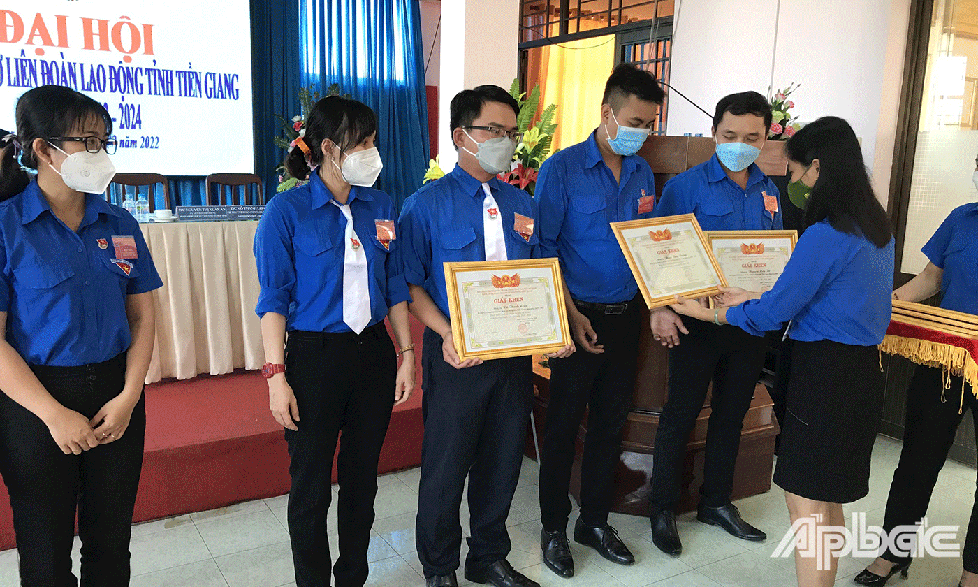 Các cá nhân nhận Giấy khen của Đoàn khối cơ quan và Doanh nghiệp tỉnh Tiền Giang