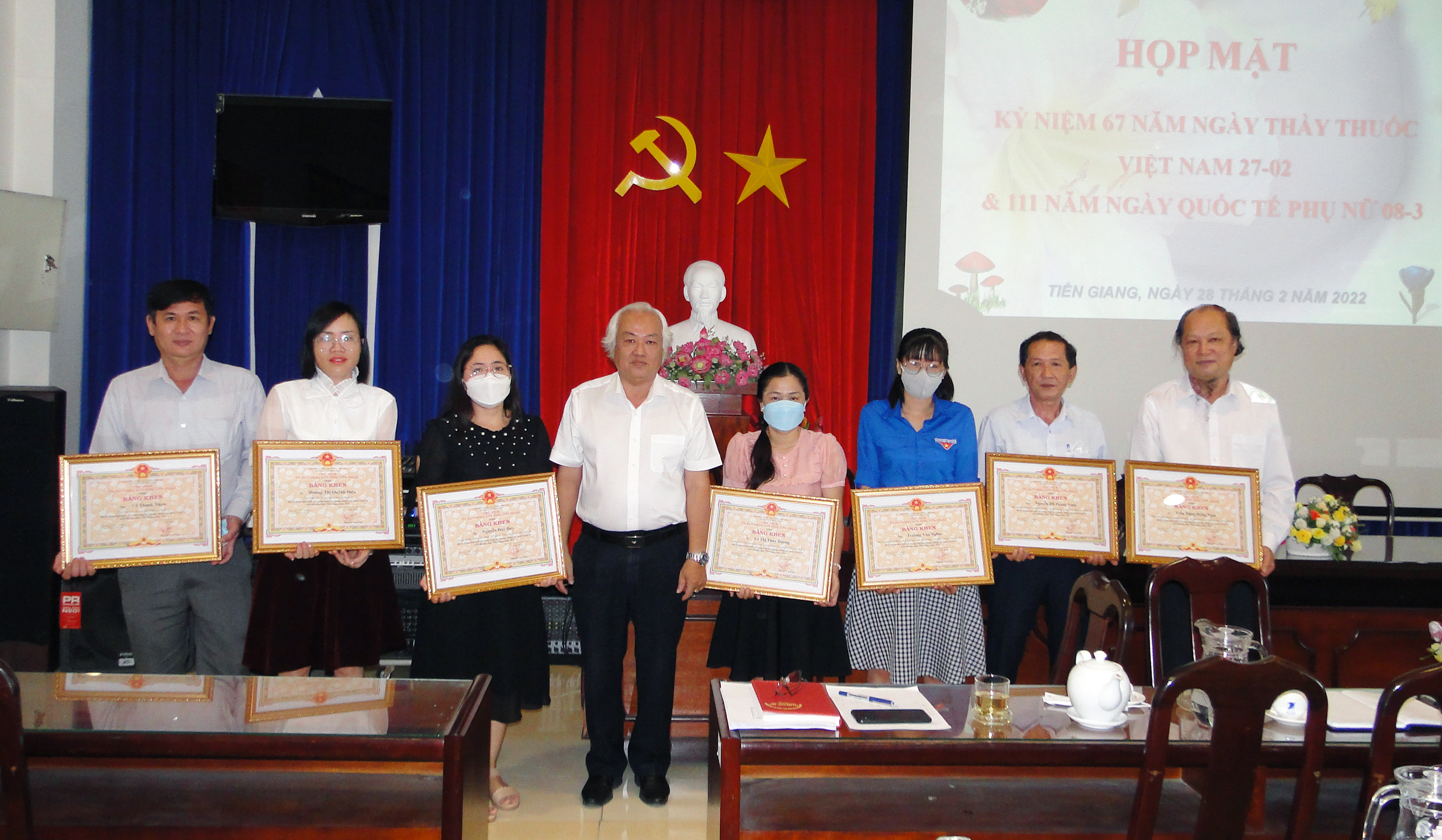 Bác sĩ CK2 Nguyễn Ngọc Chơn, Giám đốc CDC trao Bằng khen của UBND tỉnh cho các cá nhân