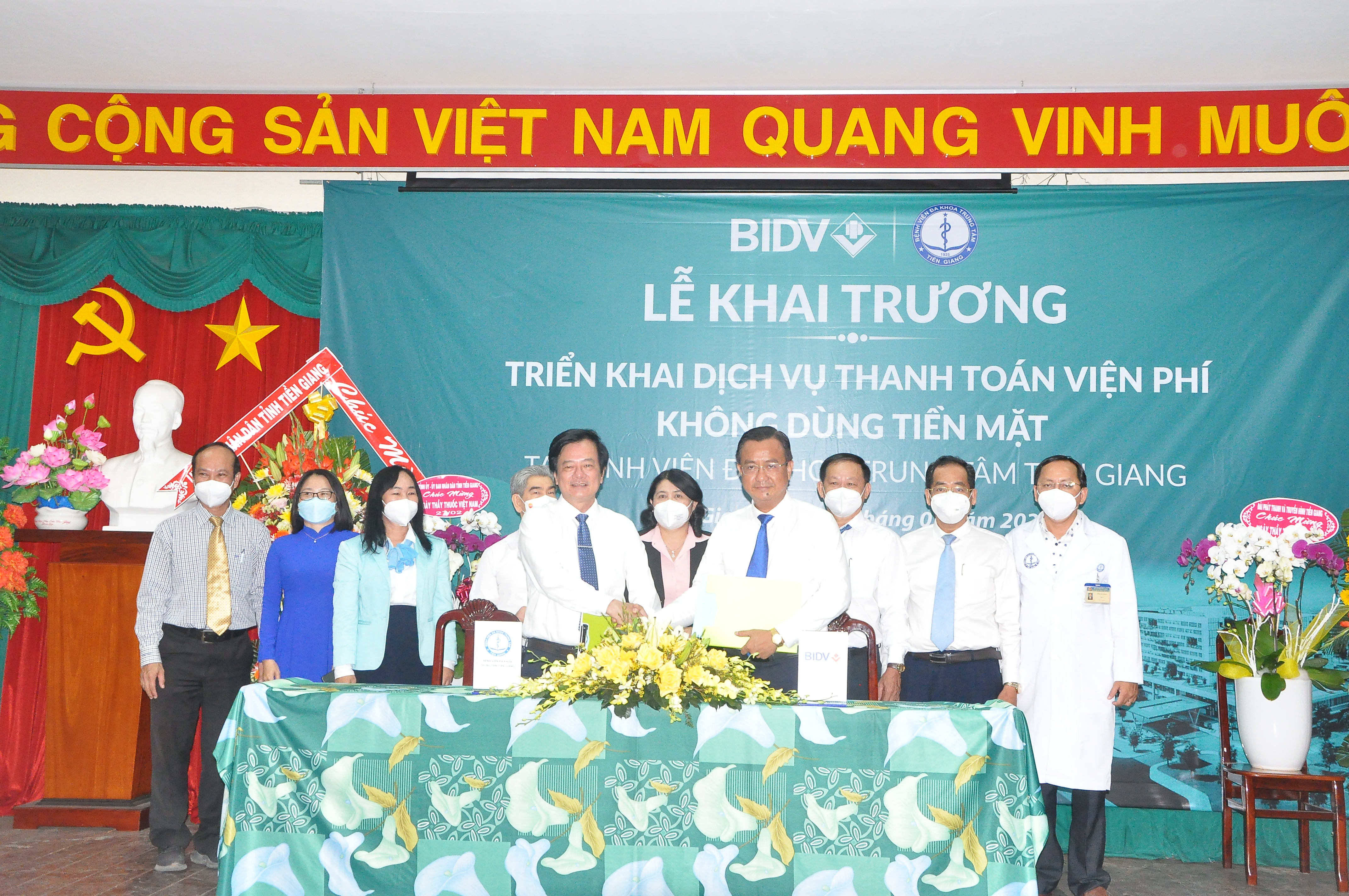 GSTS Tạ Văn Trầm, Giám đốc Bệnh viện đa khoa trung tâm Tiền Giang và ông Nguyễn Văn Trừ, Giám đốc BIDV Mỹ Tho đã ký thỏa thuận hợp tác 