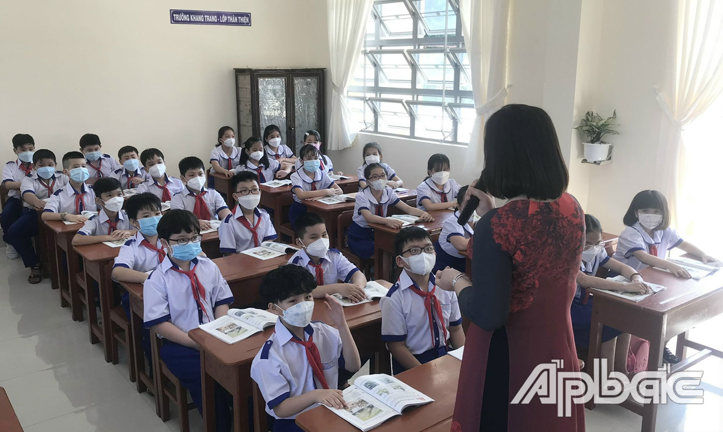  Học sinh tiểu học TP. Mỹ Tho đến trường học trực tiếp.
