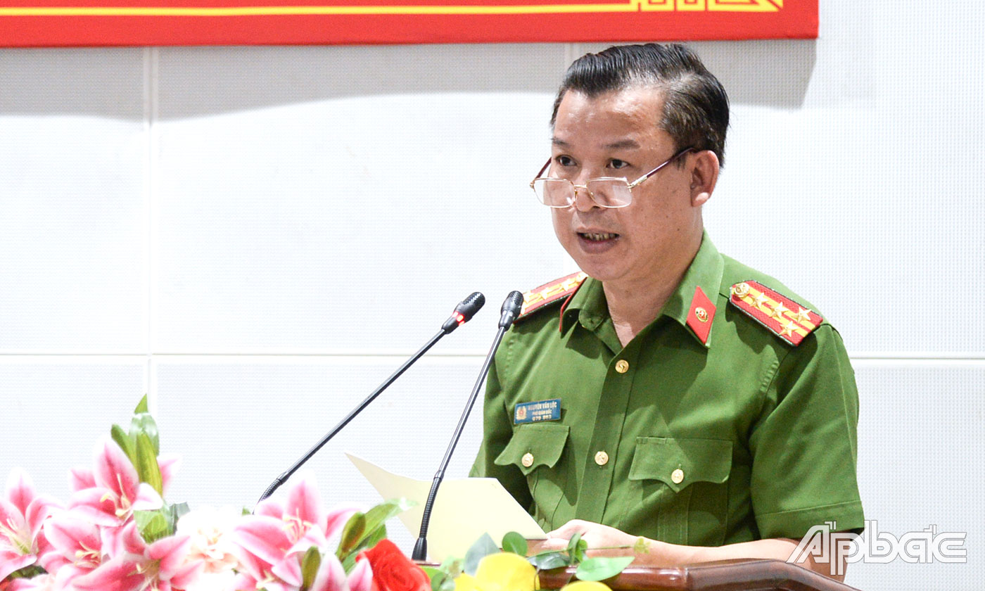 Đại tá Nguyễn Văn Lộc, Phó Giám đốc Công an tỉnh Tiền Giang báo cáo tóm tắt kết quả công tác phòng chống tội phạm năm 2021.