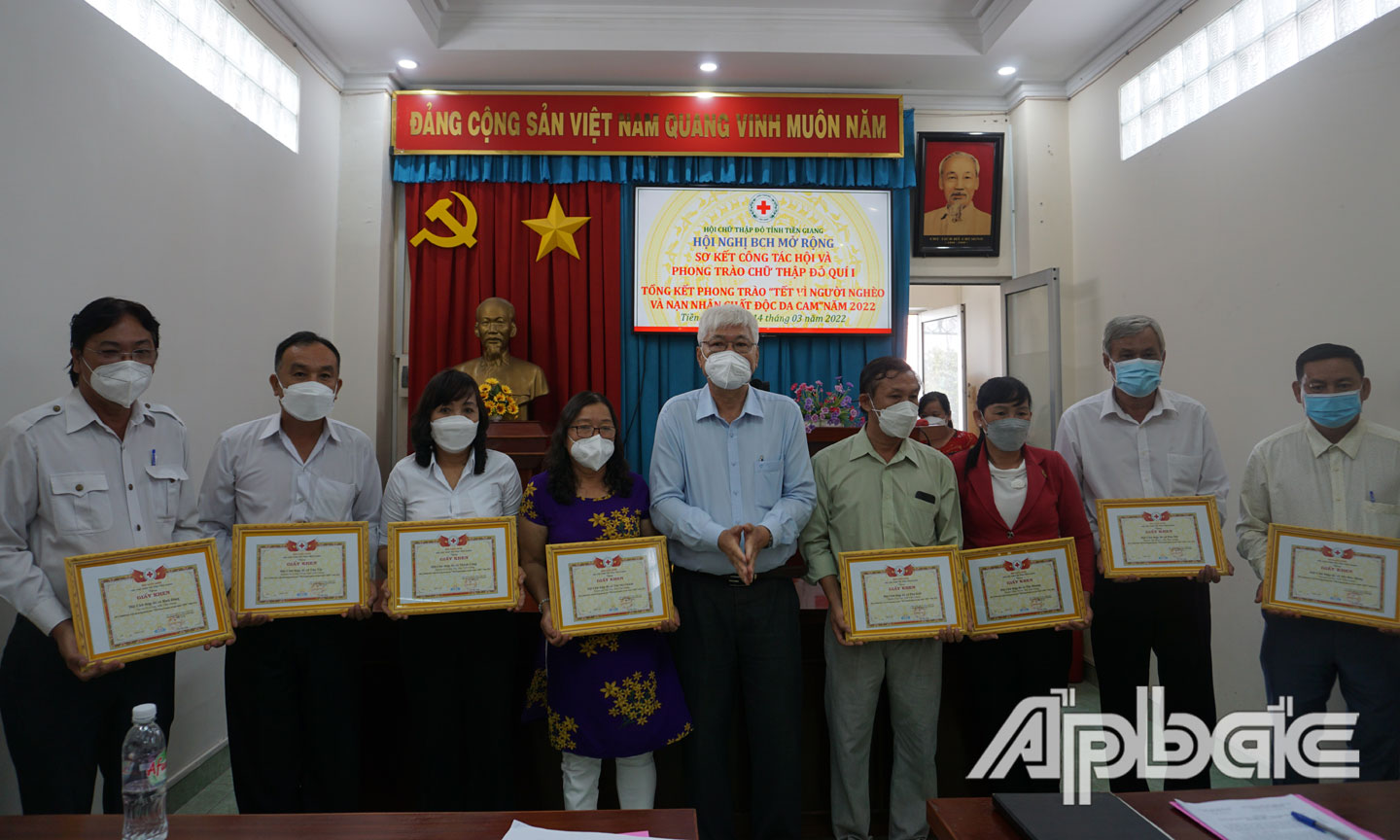 Chủ tịch Hội CTĐ tỉnh Tiền Giang, Võ Văn Láng trao Bằng khen cho các nhà hảo tâm, cơ sở cấp huyện, xã đã có thành tích trong phong trào “Tết vì người nghèo và nạn nhân chất độc da cam” năm 2022. 