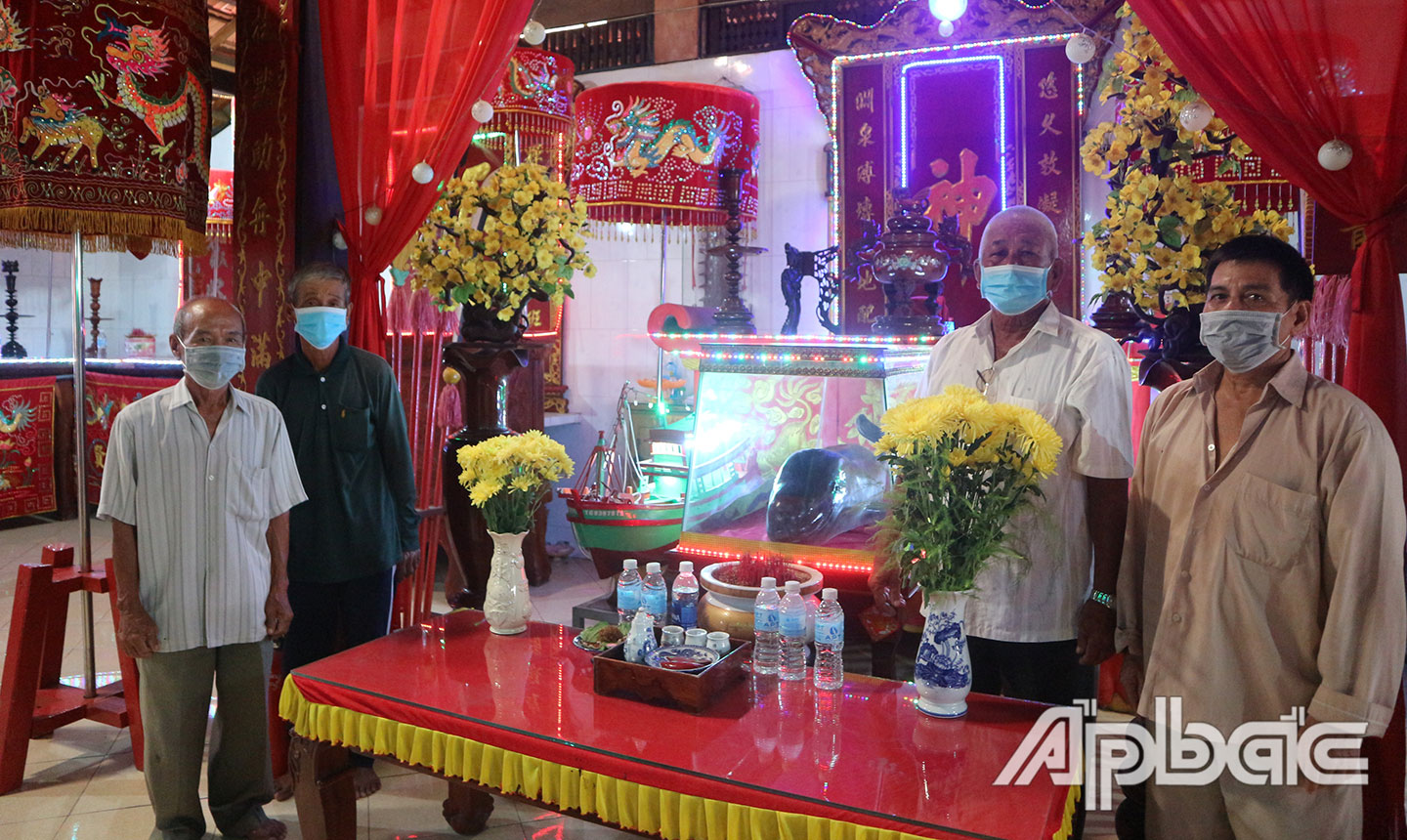 Các thành viên Hội Phúng cúng Lăng Ông Nam Hải Vàm Láng trước chánh điện Lăng Ông.
