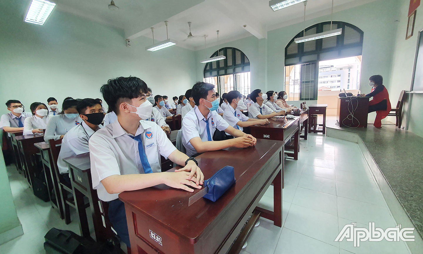 Thời điểm này, nhiều trường THPT trên địa bàn tỉnh đang đẩy nhanh tiến độ thực hiện chương trình với học sinh khối 12. Ảnh chụp giờ học của học sinh lớp 12, Trường THPT Nguyễn Đình Chiểu, TP. Mỹ Tho. 