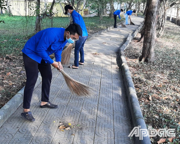 các đơn vị cơ sở và trực thuộc Thị đoàn Gò Công cũng đồng loạt ra quân, tổ chức vệ sinh môi trường, thu gom rác thải 