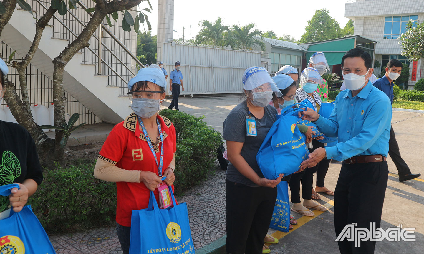 Đồng chí Lê Minh Hùng, Chủ tịch LĐLĐ tỉnh Tiền Giang trao quà tết cho đoàn viên, CNLĐ khó khăn dịp Tết Nguyên đán 2022.