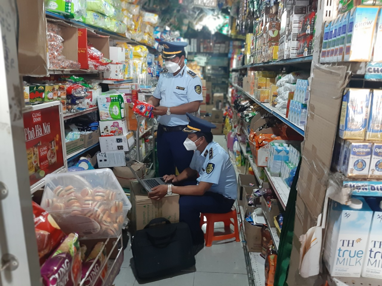 Lực lượng QLTT kiểm tra và phát hiện 100 gói bột giặt hiệu OMO giả mạo nhãn hiệu.