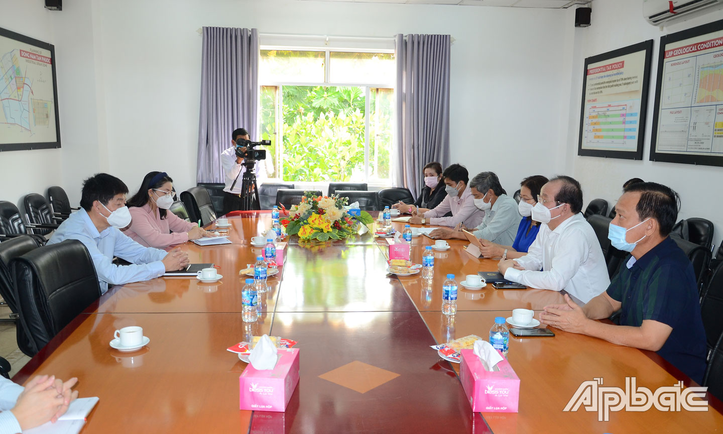 Lãnh đạo Hiệp hội DN tỉnh làm việc với Công ty TNHH Phát triển Khu công nghiệp Long Giang về xúc tiến thành lập chi hội DN trong khu công nghiệp. 