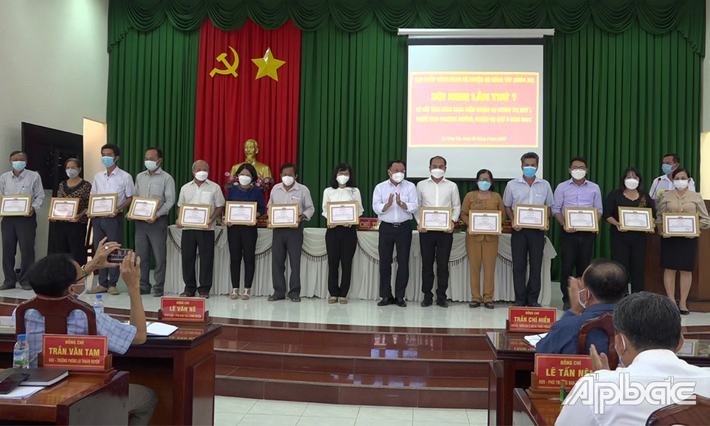 khen thưởng 11 tổ chức cơ sở Đảng hoàn thành xuất sắc nhiệm vụ trong năm 2021 